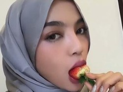 Dipolisikan Gegara Konten Jilat Es Krim, Oklin Fia Dituding Jual Pansos Murahan