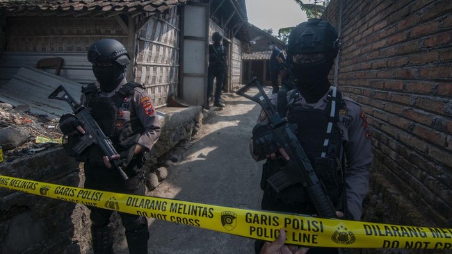 Tim Densus 88 Polri menggerebek sebuah rumah kontrakan yang didiami seorang pria terduga teroris di Kecamatan Cikampek, Kabupaten Karawang, Sabtu (15/6).