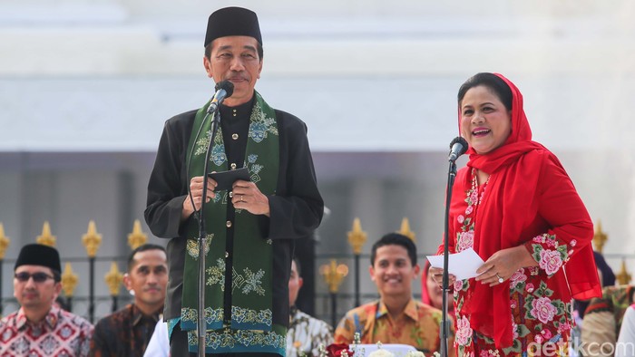 Presiden Joko Widodo (Jokowi) dan Ibu Negara Iriana membuka acara Istana Berkebaya di depan Istana Merdeka, Jakarta Pusat, Minggu (6/8/2023). Dalam sambutannya, Jokowi mengatakan kebaya melambangkan karakter bangsa Indonesia.