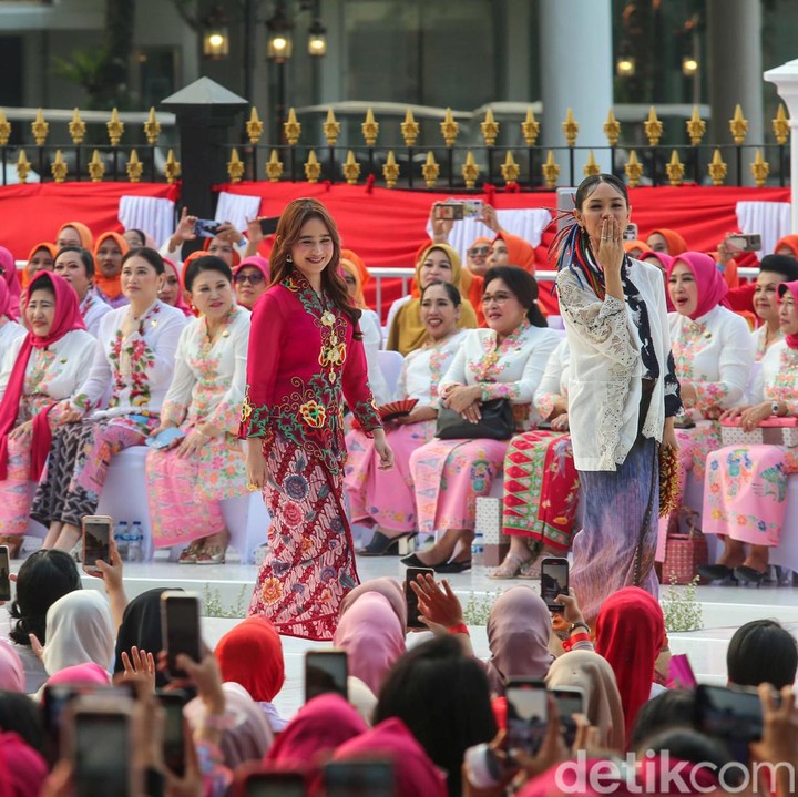 <p>Mereka yang melenggang di <em>runway</em> tampil memesona dalam balutan busana kebaya dari berbagai model dan warna. Padu padan kebaya dengan bawahan kain tradisional beraneka motif membuat penampilan mereka terlihat semakin anggun. (Foto: Grandyos Zafna/detikcom)</p>