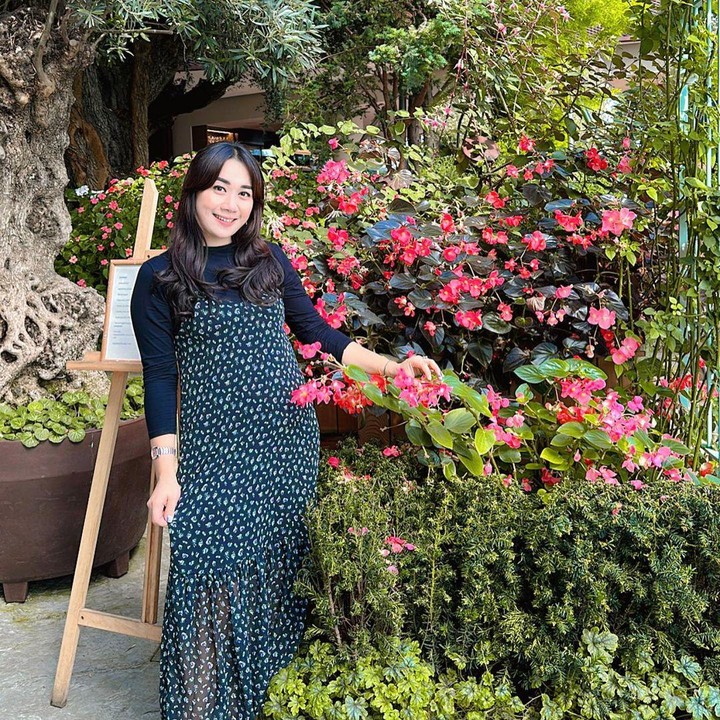 <p>Meski sudah dikerauniai dua anak, Puput tetap terlihat awet muda lho. Ia juga sering mengenakan pakaian modis di berbagai kesempatan. (Foto: Instagram @btpnd)</p>