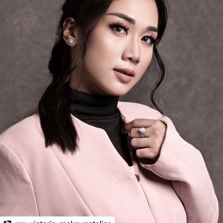 <p>Sejak melahirkan anak pertama, Puput memang mulai go public. Banyak netizen bilang, kini penampilannya makin mempesona. (Foto: Instagram @btpnd)</p>