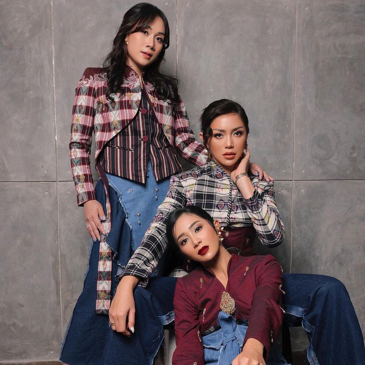 <p>Belum lama ini, Puput membagikan momen saat menjalani photoshoot dengan geng artis. Puput tampil cantik mengenakan baju bernuansa kotak-kotak bersama dua sahabatnya, Bunga Zainal dan Jessica Iskandar. (Foto: Instagram @bungazainal05)</p>