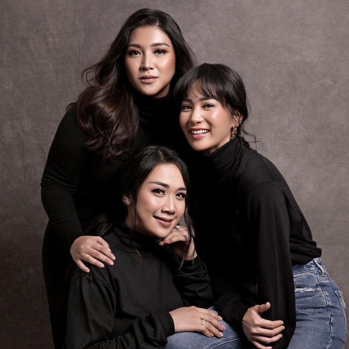 <p>ukan kali ini saja Puput melakukan photoshoot, Bunda. Beberapa waktu lalu, Bunda dua anak ini juga sempat membagikan potret saat photoshoot bareng Bunga Zainal. Keduanya diketahui sering menghabiskan waktu bersama. (Foto: Instagram @btpnd)</p>