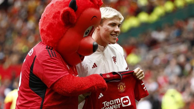 Manchester United resmi merekrut Rasmus Hojlund sebagai striker baru mereka untuk menghadapi kompetisi musim 2023/2024.