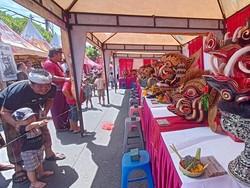 Lomba Punggel Barong Bangkung Semarakkan Galungan-Kuningan di Dauh Peken