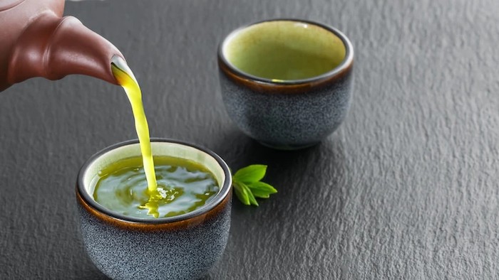 Sudah bukan rahasia lagi bahwa teh hijau sering dijadikan minuman yang rutin dikonsumsi saat diet. Studi menunjukkan bahwa teh hijau dapat mempercepat proses pembakaran lemak dan juga meningkatkan performa saat berolahraga.