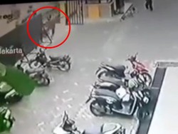 Terekam CCTV, Pelaku Curanmor Acungkan Benda Diduga Pistol di Jakbar