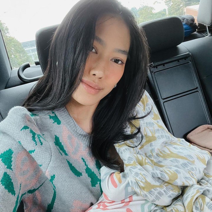 <p>Penyanyi Alika Islamadina sibuk menjalani kesibukannya di dunia hiburan sambil menyusui Baby Zulu, nih. Selalu tampil modis dan stylish, Alika tetap mengASIhi Si Kecil di sela-sela aktivitasnya di luar rumah, bahkan ketika berada di dalam mobil. (Foto: Instagram @alikaislamadina)</p>