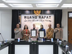 Kapolri Anugerahi Andhi Hartoyo dan Asep Adi Saputra Pangkat Irjen Pol Anumerta