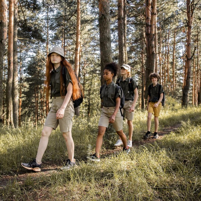 Ilustrasi beberapa orang yang sedang hiking.