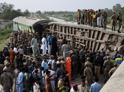 Dunia Hari Ini: Kecelakaan Kereta di Pakistan, Puluhan Orang Tewas