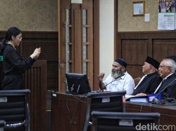 Lukas Enembe Respons Saksi soal Jual Beli Rekening: Ini Orang Kerja Ilegal