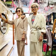 Stylish Couple Taiwan Usia 80-an! Pakai Baju Pelanggan Laundry yang Nggak Pernah Diambil