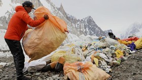FOTO: Menumpas Sampah Pendaki di Gunung Tertinggi Kedua di Dunia
