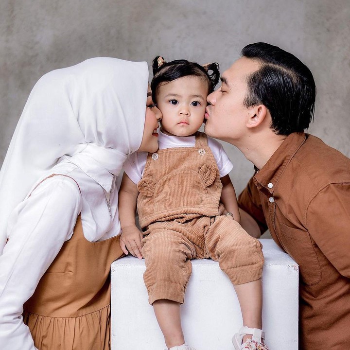 <p>Pasangan ini juga melakukan maternity shoot bersama putri pertama mereka, Latisya Humaira Firdaus. Baby Latisya yang baru berusia setahun tampak menggemaskan. (Foto: Instagram @ikbalfauzi_)</p>