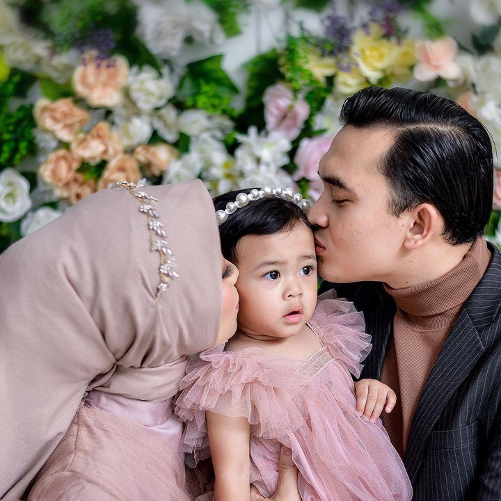 <p>Potret kekompakan Ikbal dan istri banyak menuai pujian dari netizen. Banyak yang bilang, pasangan ini adalah versi asli dari tokoh utama Ikatan Cinta, yakni Aldebaran dan Andin. (Foto: Instagram @ikbalfauzi_)</p>