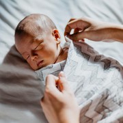 Viral Seorang Ibu Buang Bayi di Halte Bus, Tulis Penyebabnya di  Surat karena Faktor Ekonomi