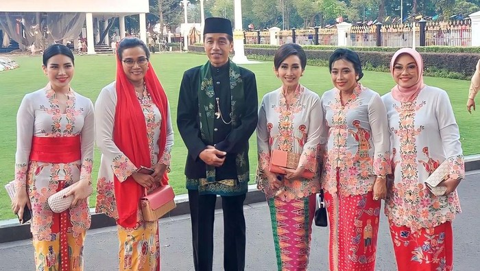 Putri Kus Wisnu Wardani (ketiga dari kanan)