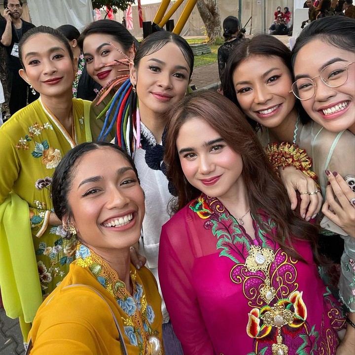 <p>Beberapa artis yang ikut memeriahkan Istana Berkebaya antara lain Happy Salma, Tissa Biani, Shareefa Danish, Andien Aisyah, dan Ariel Tatum. (Foto: Instagram @tissabiani)</p>