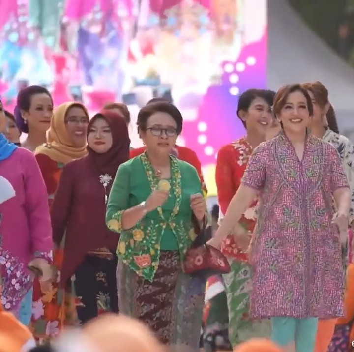 <p>Di acara tersebut, para pesohor Tanah Air berjalan di panggung <em>catwalk</em> yang digelar di halaman Istana Merdeka, Jakarta Pusat, Minggu (6/8/23). "Panggung sepanjang 200 meter di jalan depan Istana Merdeka jadi catwalk peragaan busana Istana Berkebaya yang meriah, hari Minggu kemarin. Ibu-ibu anggota OASE KIM, para menteri dan wakil menteri wanita, para duta besar negara sahabat, jurnalis sampai siswi-siswi SMK tampil sebagai peraga busana kebaya," tulis Presiden Jokowi. (Foto: Instagram @jokowi)</p>