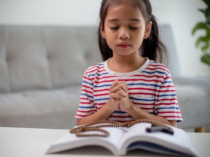 3 Cerita Anak Sekolah Minggu tentang Tolong Menolong, Menarik Diajarkan ke Anak