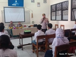 Saat Kapolsek Pesanggrahan Jadi Guru Sehari di PKBM Negeri 26 Bintaro