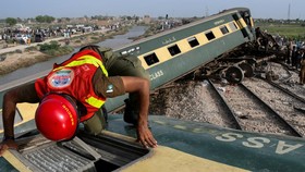 FOTO: Kengerian Kecelakaan Kereta Pakistan yang Tewaskan 30 Orang