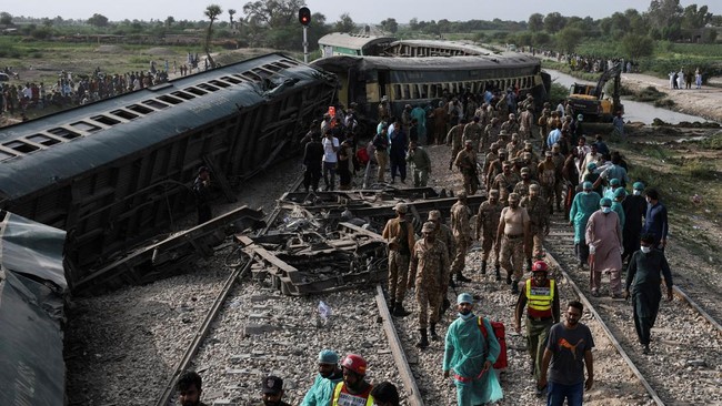 FOTO: Kengerian Kecelakaan Kereta Pakistan yang Tewaskan 30 Orang