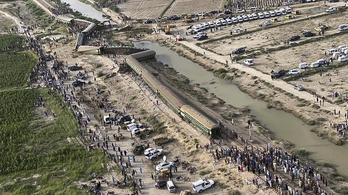 FOTO: Kengerian Kecelakaan Kereta Pakistan yang Tewaskan 30 Orang