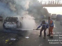 Detik-detik Mobil Tabrak Truk hingga Terbakar di Tol Tangerang