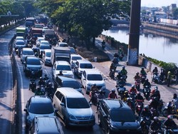 Jalan Daan Mogot Macet Pagi ini, Pemotor Terobos Trotoar
