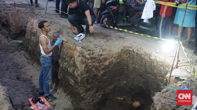 Sebuah kerangka diduga tulang manusia ditemukan di lokasi proyek revitalisasi Benteng Keraton Yogyakarta.