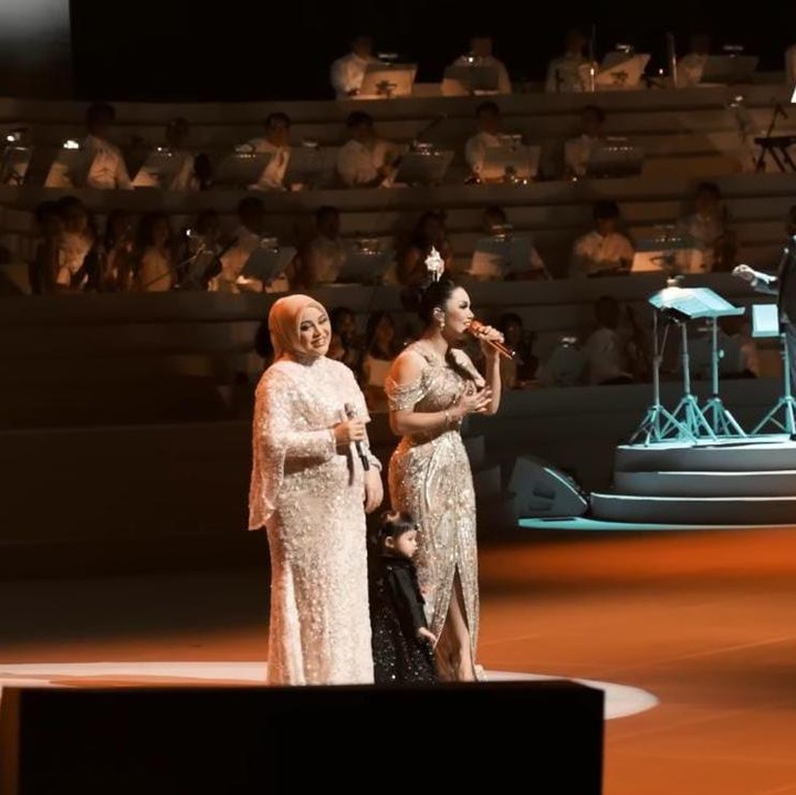 <p>Tak hanya duet dengan mantan suami, Aurel dan Ameena juga ikut menemani KD di atas panggung menyanyikan lagu <em>Timang-timang,</em> lho, Bunda. (Foto: YouTube AH)</p>