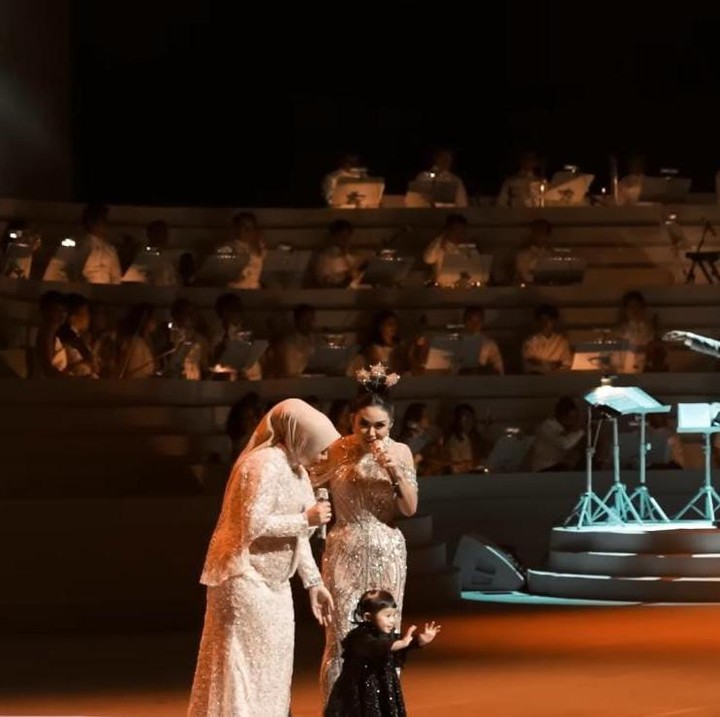 <p>Momen menggemaskan Ameena di atas panggung pun menjadi sorotan publik. Pasalnya, anak pertama Atta Halilintar dan Aurel itu terlihat senyum dan melambaikan tangan ke arah penonton. (Foto: YouTube AH)</p>