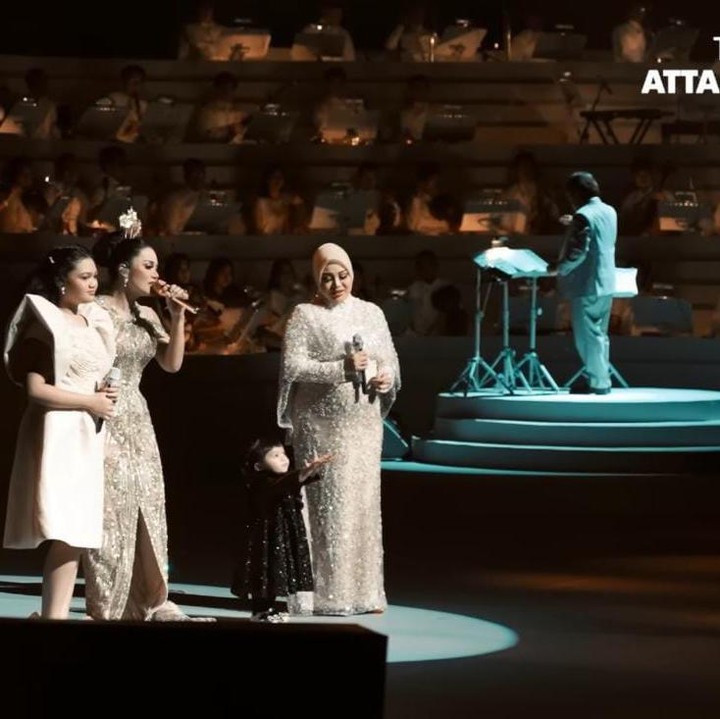 <p>Dalam konsernya itu, KD juga mengajak Amora Lemos ikut naik ke panggung dan bernyanyi bersama Aurel juga. Penampilan mereka Bunda dan dua orang anak perempuannya itu pun sukses membuat semua penonton terharu. (Foto: YouTube AH)</p>