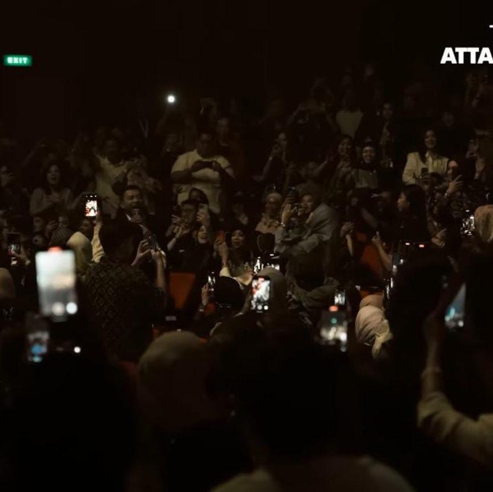 <p>Di tengah berjalannya konser, ada momen tak terduga yang ikut memeriahkan konser KD ini, yakni duet dadakan antara KD dan Anang, Bunda. (Foto: YouTube AH)</p>