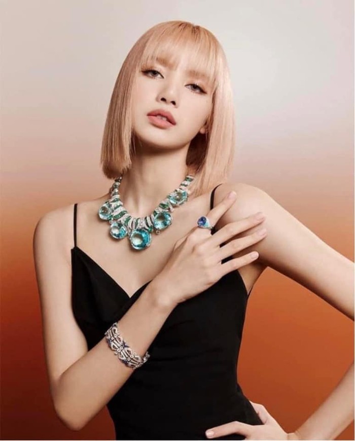 BLACKPINK's Lisa wowed fans with a luxurious Mediterranean Queen necklace from the Bvlgari brand adorned with blue diamonds.  This amazing work is worth 8,900,000 USD or around IDR 135 billion / Photo: kbizoom.com