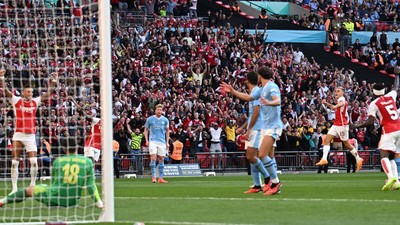 Arsenal berhasil menyamakan kedudukan di masa injury time lalu menang adu penalti lawan Manchester City untuk jadi juara Community Shield.