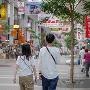 10 Manfaat 'Ajaib' dari Kebiasaan Rutin Berjalan Kaki, Bikin Langsing hingga Bonus Panjang Umur!