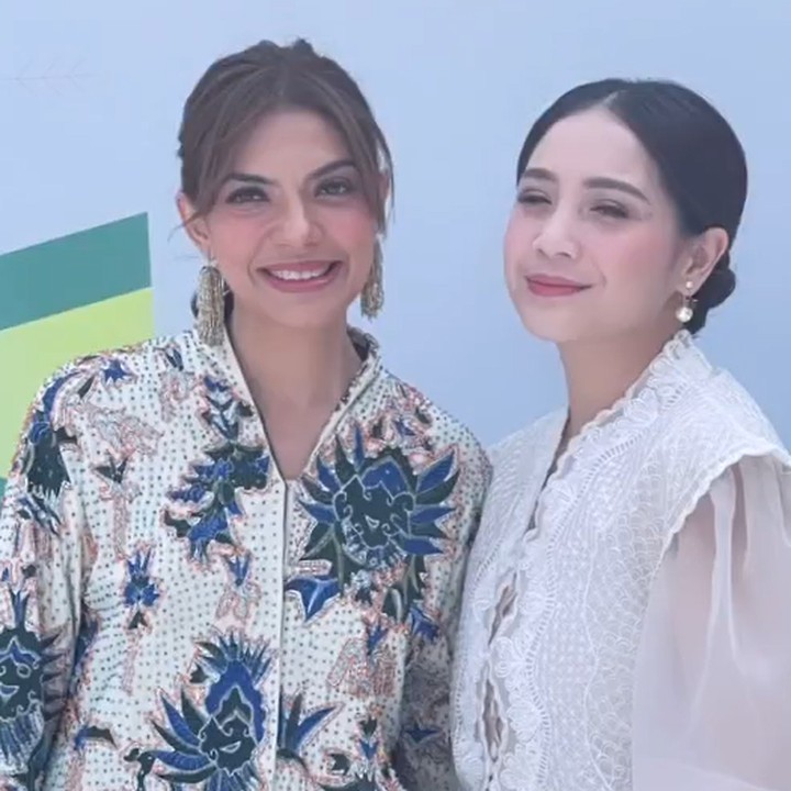 <p>Tak ketinggalan, selebriti Nagita Slavina juga berpose dengan presenter Najwa Shihab. Keduanya tampil kompak mengenakan kebaya dengan sentuhan warna putih. (Foto: Instagram @merryraffiahmad)</p>