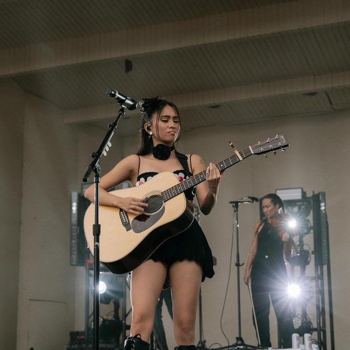 <p>Selain memamerkan suaranya yang merdu, Niki juga memperlihatkan penampilannya dalam memainkan alat musik gitar. Tak lupa, Niki mengucapkan terima kasih atas antusiasme penonton di acara itu. "THANK YOU LOLLAPALOOZA," tulis Niki di media sosialnya. (Foto: Instagram @nikizefanya)</p>