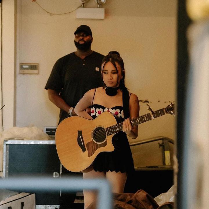 <p><em>"Lollapalooza that easily made the top 5 most WTF moments of my career😭😭😭 i can’t believe that just happened. THANK YOU SO MUCH I AM SO GRATEFUL WE R ALL EMOTIONAL BACKSTAGE,</em>" ucap Niki. (Foto: Instagram @nikizefanya)</p>
