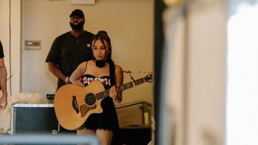 Lirik Lagu Take A Change With Me - Niki