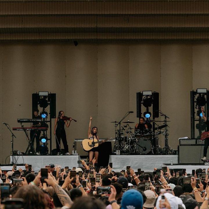 <p>Niki tampil sebagai salah satu bintang tamu yang memeriahkan panggung Lollapalooza, acara yang digelar selama 4 hari di Grant Park, Chicago, Amerika Serikat. (Foto: Instagram @nikizefanya)</p>