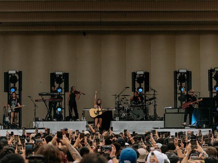 7 Potret Penyanyi RI Niki Zefanya Tampil di Festival Lollapalooza Amerika Serikat