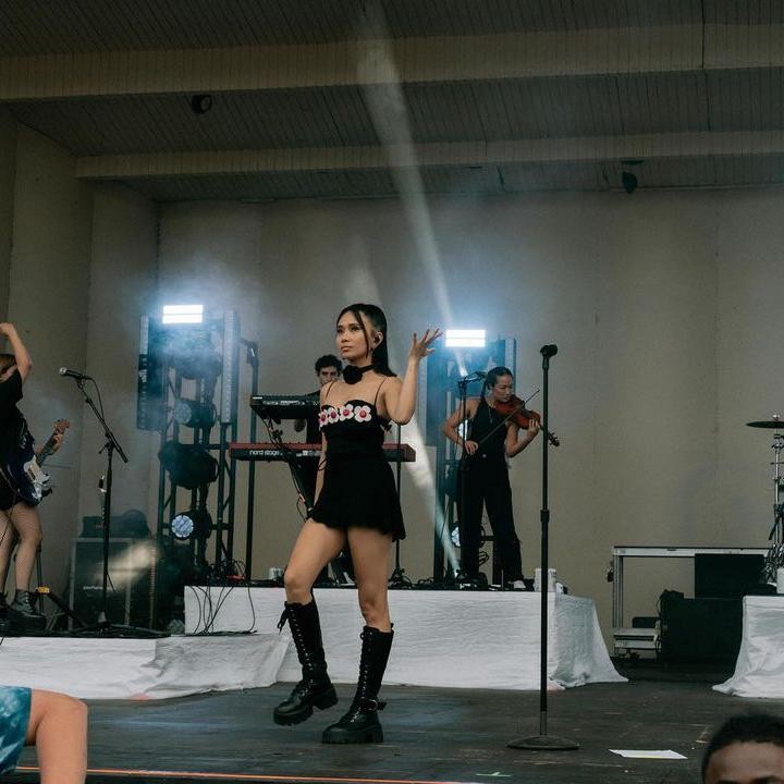 <p>Debut sejak 2014 lalu, Niki berhasil menapaki tangga musik internasional dan meraih popularitas tinggi hingga ke kancah internasional. Namun menurutnya, penampilan di Lollapalooza menjadi pengalaman yang paling berkesan di hidupnya. (Foto: Instagram @nikizefanya)</p>