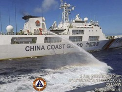 Tegang! Kapal China Menembakkan Meriam Air ke Kapal Filipina