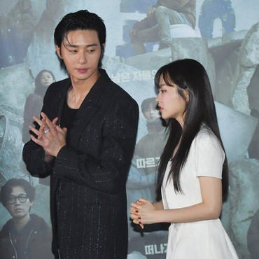 Park Seo Joon Dikritik Usai Tolak Pakai Bando Bareng Park Bo Young