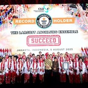 Pecahkan Rekor Dunia! Momen Iriana Jokowi dan 15 Ribuan Orang Main Angklung Sambut HUT RI Banjir Pujian